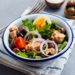 Salade Niçoise, Salat, Sommeressen, leichtes Essen, Gesund, Lecker, Glutenfrei, Laktosefrei, Ei, Tomaten, Oliven, Sellerie, Anchovis, Sardellenfilets, Kartoffeln, grüne Bohnen, Kapern, Artischockenherzen, Zwiebeln, harte Eier, Thunfischfilet,