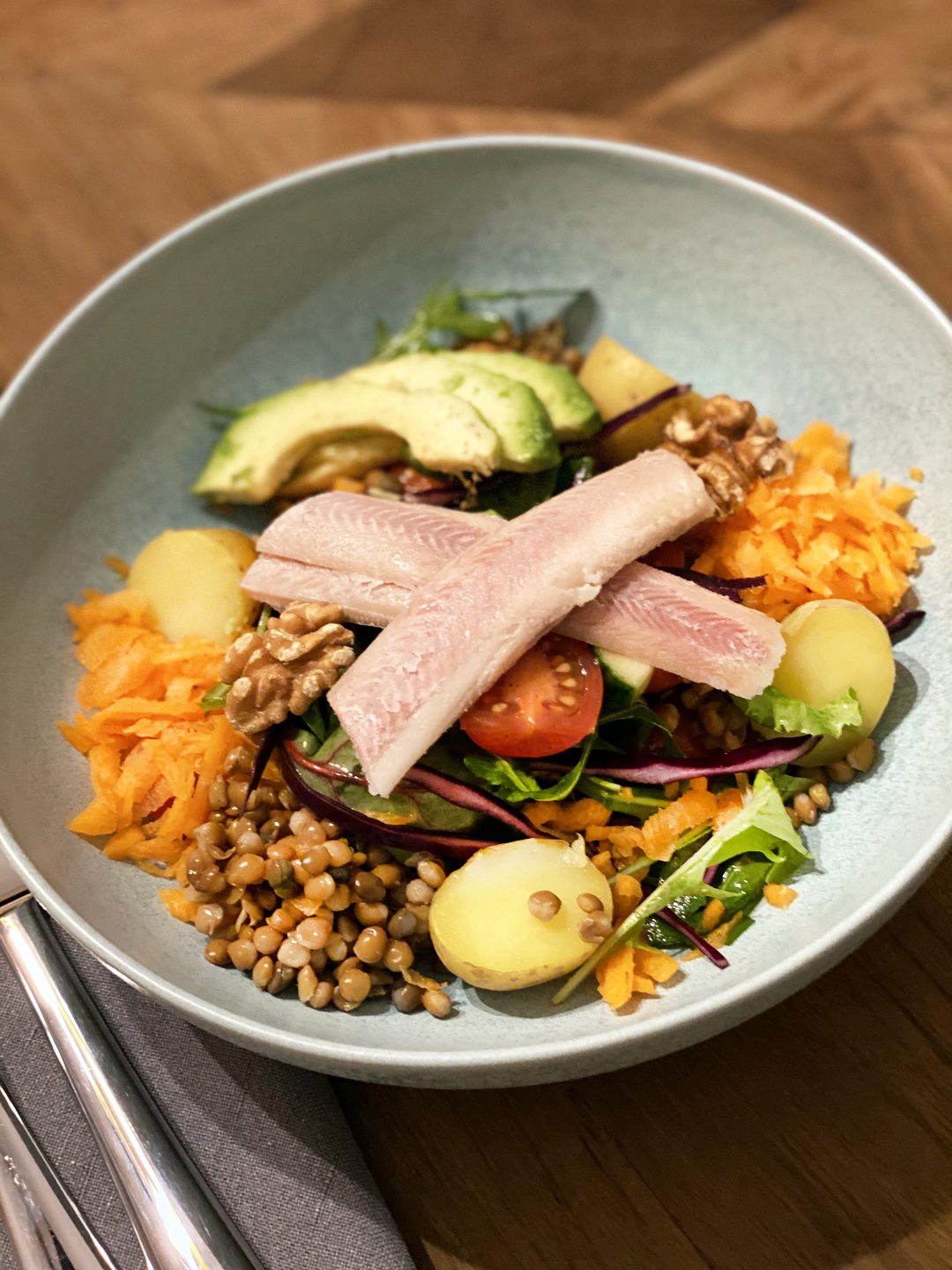 Leicht &amp; Lecker: Bunte Salatbowl mit Linsen und Forelle | Fineandshine.de